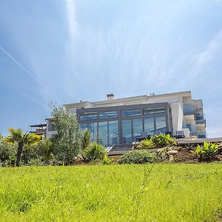 Adrion מלון דירות 4*