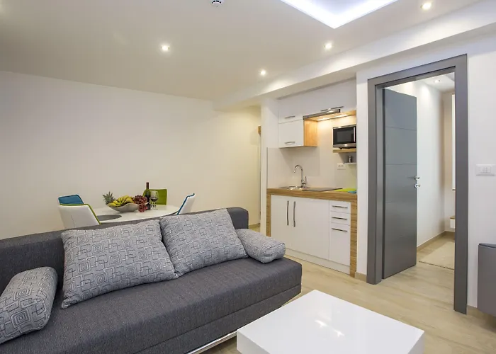 Adrion 아파트호텔 풀라