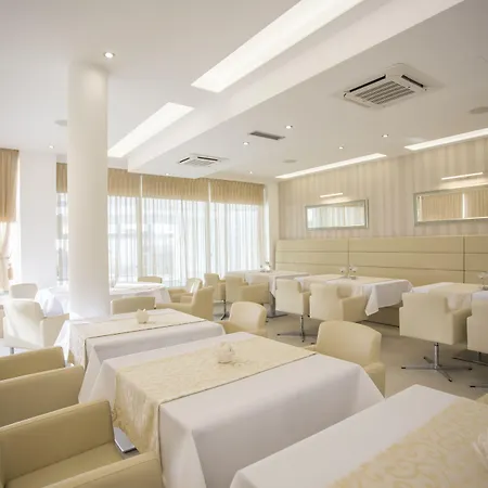 阿德里翁公寓式酒店 普拉