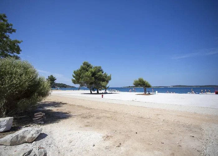 Adrion מלון דירות