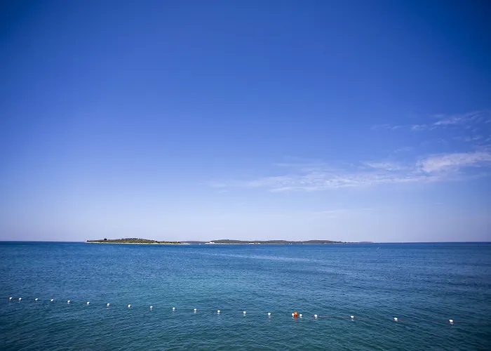 מלון דירות Adrion 4*